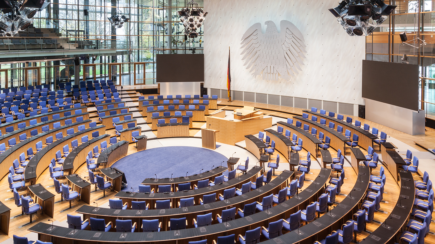 Die Abbildung zeigt einen Überblick über eine Veranstaltung der BaFin im Plenarsaal im World Conference Center Bonn.